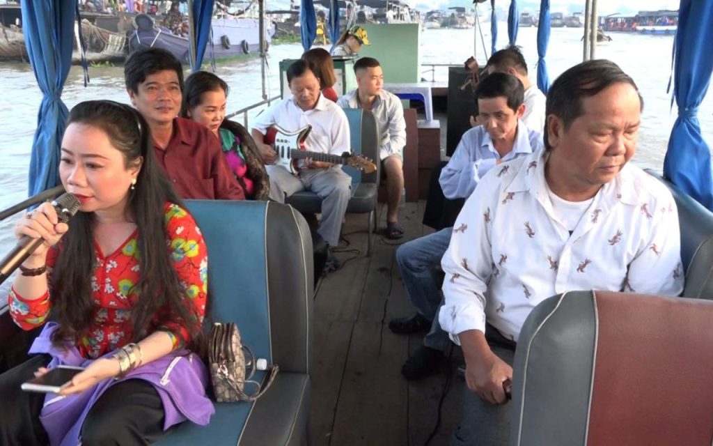 Ngồi trên ghe nghe đờn ca tài tử